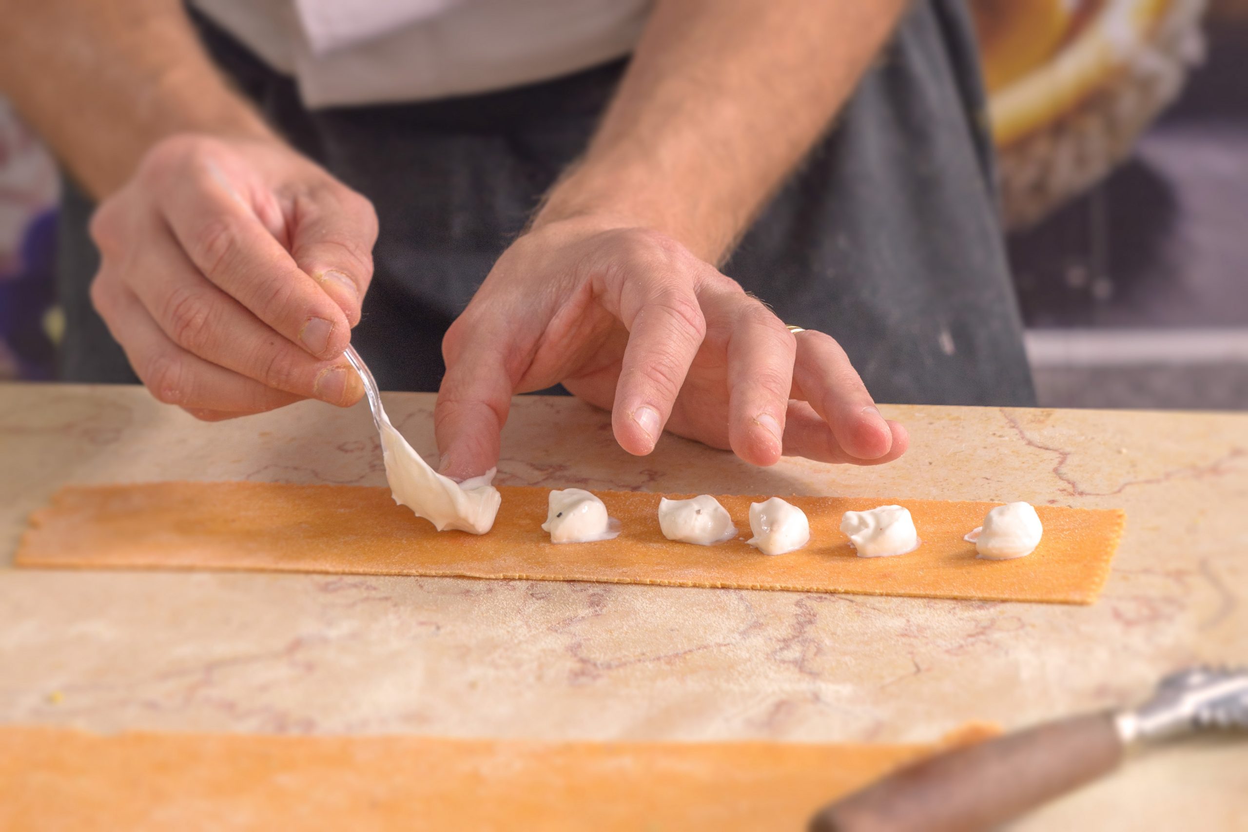 La pasta fresca in contenitori di plastica in un cibo gourmet