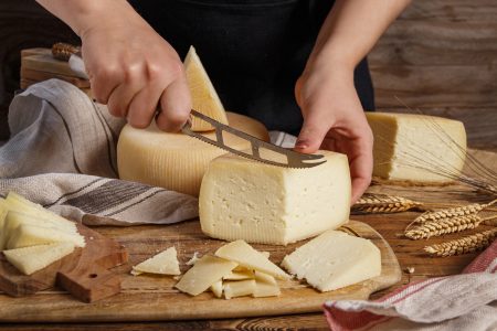 formaggio caprino a fette su tagliere