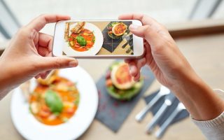 fotografia dei piatti del ristorante con lo smartphone