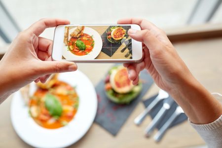 fotografia dei piatti del ristorante con lo smartphone