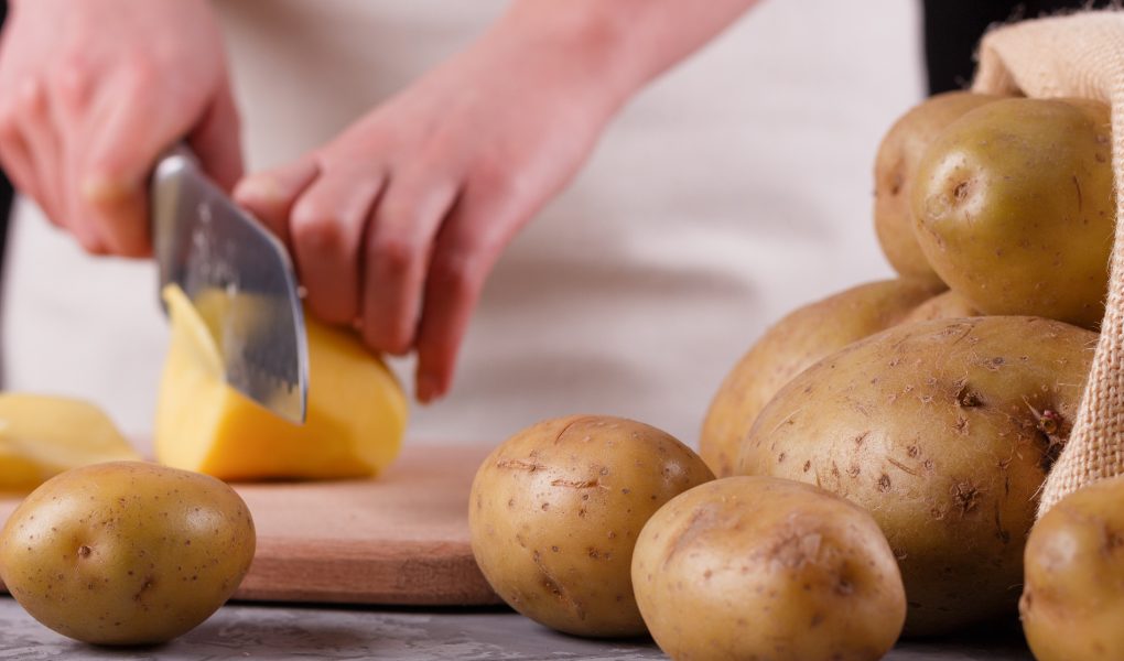 taglio e pulitura delle patate