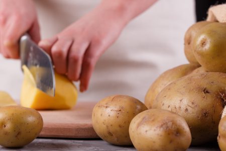 taglio e pulitura delle patate