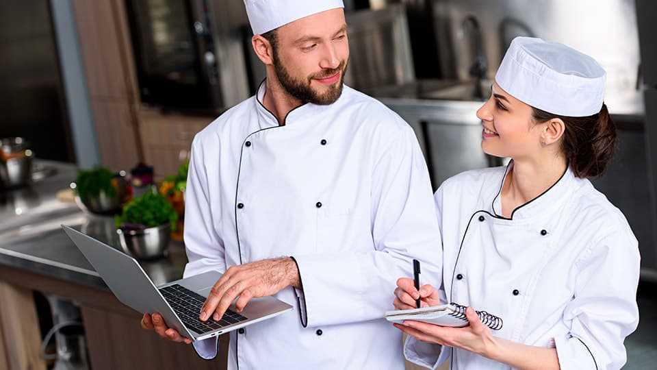 Chef usano i report e le analisi del food cost e degli andamenti degli acquisti grazie a soplaya